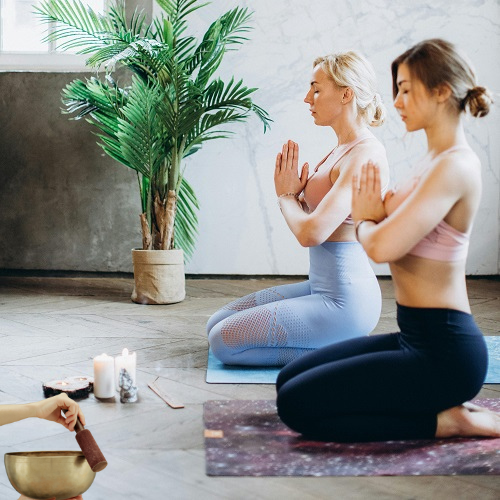 meditação e yoga com taças tibetanas