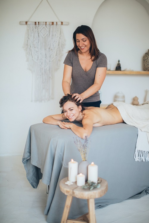 6 Benefícios das massagens com óleos de massagem